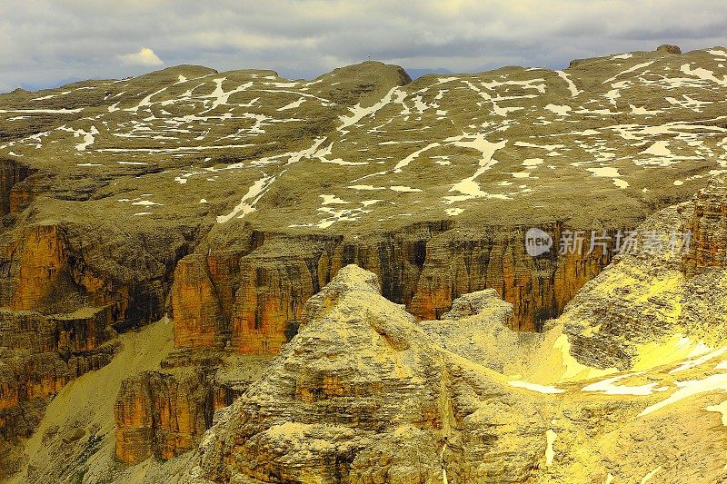 在Piz Boe之上，SAS Pordoi高山，Dolomites，意大利泰洛阿尔卑斯山